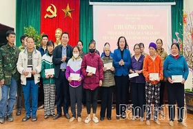 Phó Chủ tịch HĐND tỉnh Nguyễn Thị Cẩm Phương trao 300 suất quà Tết tặng các hộ có hoàn cảnh khó khăn