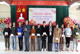 Phó Chủ tịch HĐND tỉnh Nguyễn Thị Cẩm Phương trao quà Tết tại Hợp Kim, Cao Dương, Liên Sơn