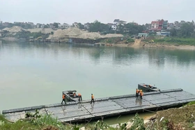Thần tốc thi công cầu phao qua sông Lô