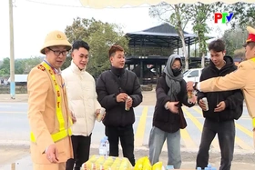 Cảnh sát giao thông hỗ trợ người dân về quê ăn Tết