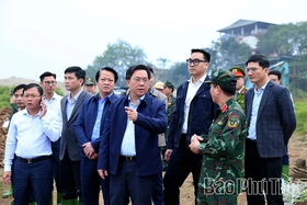 Chủ tịch UBND tỉnh Trần Duy Đông: Hoàn thành bắc cầu phao qua Sông Lô trong ngày 15/2