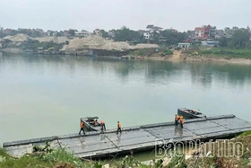 Thần tốc thi công cầu phao qua sông Lô
