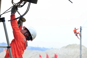 Khẩn trương triển khai cung ứng điện khu vực lắp đặt cầu phao qua sông Lô