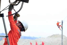 Khẩn trương triển khai cung ứng điện khu vực lắp đặt cầu phao qua sông Lô