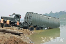 Huy động lực lượng tập trung gia cố đường dẫn, bến sông phục vụ lắp cầu phao