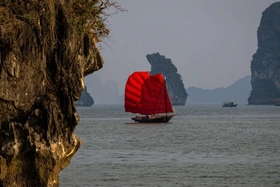 Thuyền buồm đỏ gây chú ý trên vịnh Hạ Long