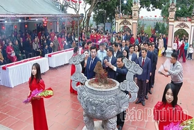 “Cuop Bong, Nem Chai” Festival at Van Luong Temple
