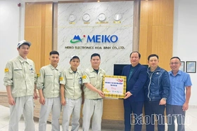 Lãnh đạo Ban Quản lý các khu công nghiệp tỉnh thăm và chúc Tết