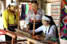 Thổ cẩm kể chuyện bản làng