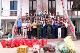 Nhân dân xã Đoan Hùng chúc Tết, tặng quà cán bộ, chiến sĩ vận hành cầu phao Đoan Hùng