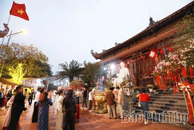 Người dân Phú Thọ rộn ràng du Xuân đầu năm