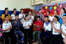 Rộn ràng sắc xuân trên nhà giàn