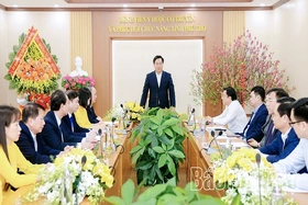 Chủ tịch UBND tỉnh Trần Duy Đông thăm, chúc mừng Bệnh viện Y dược cổ truyền và Phục hồi chức năng