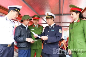 Giữ bình yên trên sóng nước mùa lễ hội