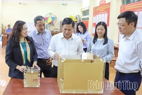 Phó Chủ tịch UBND tỉnh Đinh Công Sứ kiểm tra công tác chuẩn bị bầu cử tại các xã Mường Thàng, Thung Nai và Cao Phong