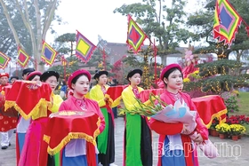 Du Xuân trên quê hương Đất Tổ