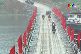 Gần 80.000 lượt người và phương tiện lưu thông qua cầu phao Đoan Hùng