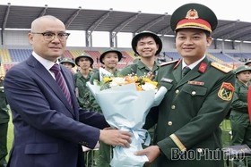 Bí thư Tỉnh ủy Phạm Đại Dương động viên tân binh nhập ngũ tại điểm giao quân số 1, khu vực phòng thủ 4 - Vĩnh Yên