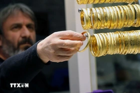 Giá vàng lao dốc mạnh do sức ép từ loạt yếu tố bất lợi