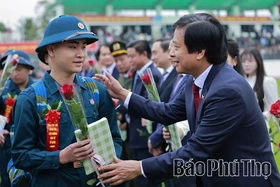 Phó Bí thư Tỉnh ủy Nguyễn Mạnh Sơn dự lễ giao nhận quân tại phường Phú Thọ