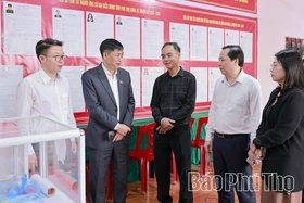 ­­­­Chủ nhiệm Ủy ban Công tác đại biểu của Quốc hội Nguyễn Hữu Đông kiểm tra công tác chuẩn bị bầu cử tại xã Cẩm Khê