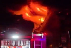 Cháy nhà ở kết hợp sản xuất gỗ lan sang 2 công trình liền kề