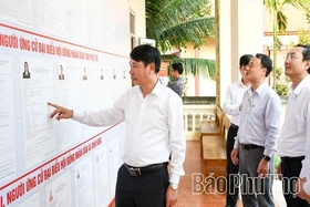 Phó Chủ tịch UBND tỉnh Nguyễn Khắc Hiếu kiểm tra công tác chuẩn bị bầu cử tại 2 xã Vĩnh An và Vĩnh Hưng