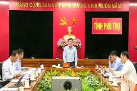 Phó Chủ tịch UBND tỉnh Vũ Việt Văn nghe báo cáo thực hiện một số dự án nhà ở xã hội