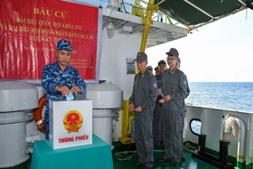 Tự hào, xúc động với lá phiếu cử tri giữa biển khơi của Tổ quốc