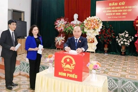 Deputy Secretary of the Provincial Party Committee and Chairman of the Provincial People’s Council Bui Duc Hinh Attends Opening Ceremony and Casts Vote in Cao Phong Commune