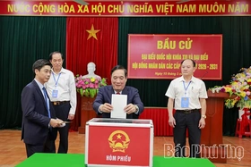 Trưởng Đoàn ĐBQH tỉnh Bùi Minh Châu dự khai mạc và bỏ phiếu bầu cử tại phường Vân Phú