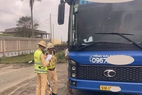 Chở quá số người, lái xe và chủ xe khách bị Công an Quảng Trị xử phạt gần 150 triệu đồng