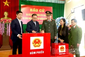 Kiểm tra công tác bầu cử tại xã Thanh Ba và xã Quảng Yên