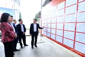 Phó Chủ tịch UBND Phan Trọng Tấn kiểm tra công tác chuẩn bị bầu cử tại xã Xuân Viên