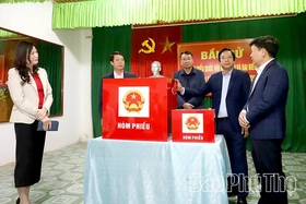 Phó Bí thư Tỉnh ủy Nguyễn Mạnh Sơn kiểm tra công tác chuẩn bị bầu cử tại xã Thanh Ba và phường Phú Thọ