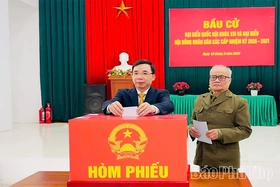 Phó Bí thư Tỉnh ủy Bùi Huy Vĩnh kiểm tra công tác bầu cử tại một số địa phương