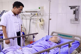 Thầy thuốc ưu tú luôn tận tụy vì sức khỏe Nhân dân