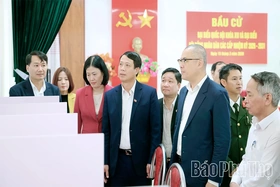 Bí thư Tỉnh ủy Phạm Đại Dương kiểm tra công tác chuẩn bị bầu cử tại các phường Thanh Miếu, Nông Trang