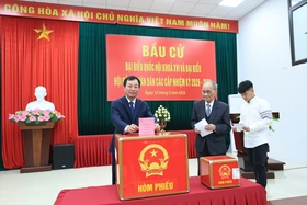 Phó Bí thư Thường trực Tỉnh ủy Bùi Văn Quang dự khai mạc và bỏ phiếu bầu cử tại phường Thanh Miếu