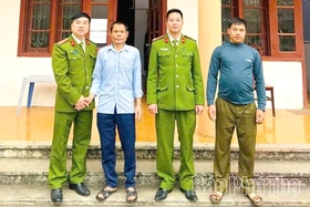 Công an xã Lạc Sơn hỗ trợ người dân nhận lại số tiền chuyển khoản nhầm