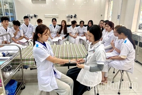 Áo xanh ở Cao đẳng y Phú Thọ