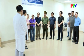 Lãnh đạo UBND tỉnh thăm, động viên bệnh nhân vụ tai nạn ở Tam Đảo