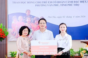Trao 50 suất học bổng cho học sinh có hoàn cảnh khó khăn tại phường Vân Phú