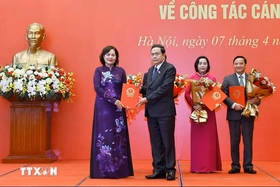 Trao Nghị quyết của Quốc hội, Ủy ban Thường vụ Quốc hội về công tác cán bộ