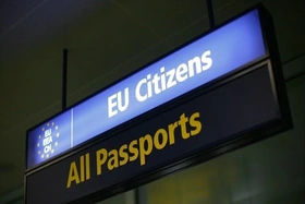 Châu Âu bước vào kỷ nguyên biên giới số: Tạm biệt dấu đóng hộ chiếu từ 10/4