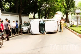 Va chạm giữa hai ô tô, gây ùn ứ giao thông