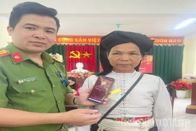 Công an xã Tân Pheo “gieo” tiện ích số giữa núi rừng