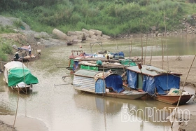 Những “ngôi nhà không số” trên sông