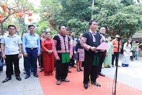 Đoàn đại biểu các xã Thịnh Minh, Lạc Lương, Pà Cò dâng hương tưởng niệm các Vua Hùng