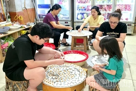 Độc đáo bánh Dùng mật mía - thức quà “nhuộm” đỏ nếp xưa Thổ Tang